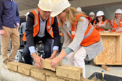 Pose de la première "terre" à Guérande pour la résidence Gaïa - Agrandir l'image, fenêtre modale