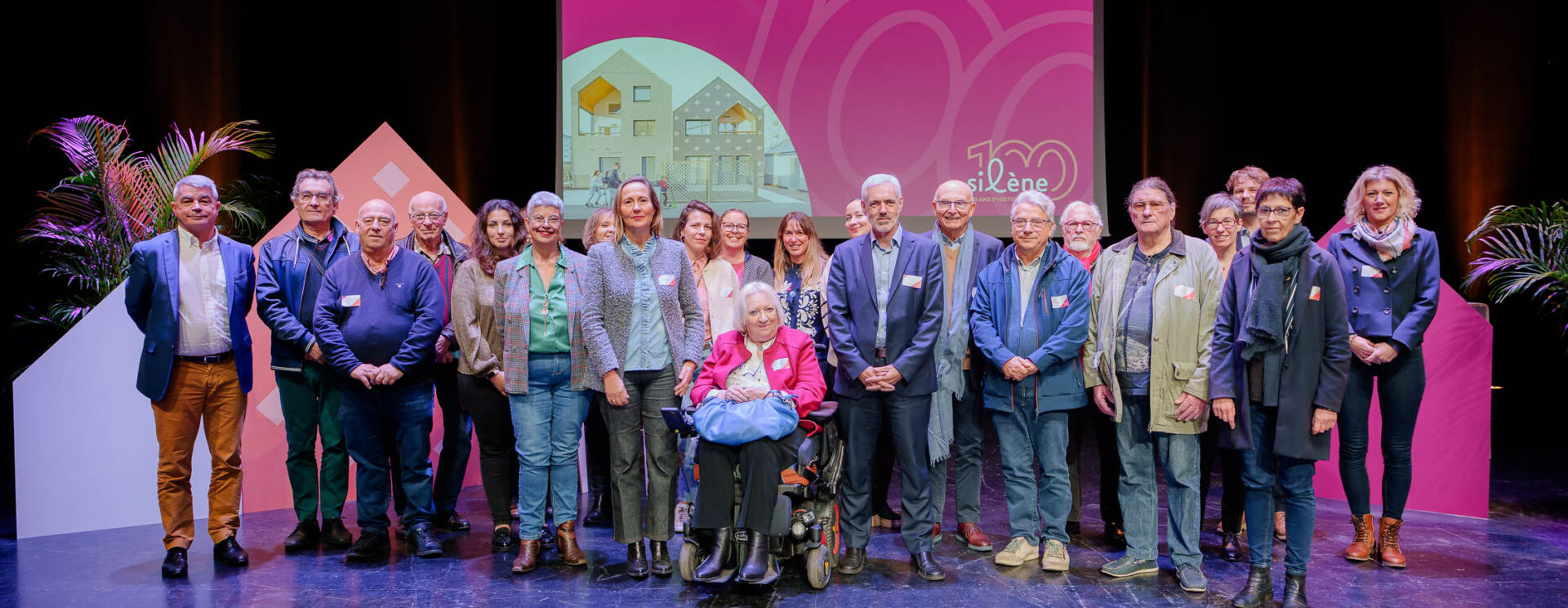 Photographie prise lors de la conférence des 100 ans de Silène - photo de groupe des membres du conseil d'administration et des ambassadeurs de Silène