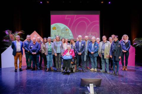 Photographie prise lors de la conférence des 100 ans de Silène - photo de groupe des membres du conseil d'administration et des ambassadeurs de Silène