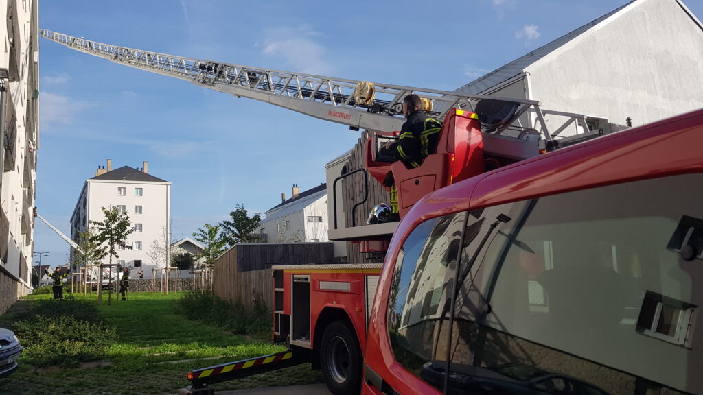 Manœuvre des sapeurs pompiers dans une résidence Silène. - Agrandir l'image, fenêtre modale