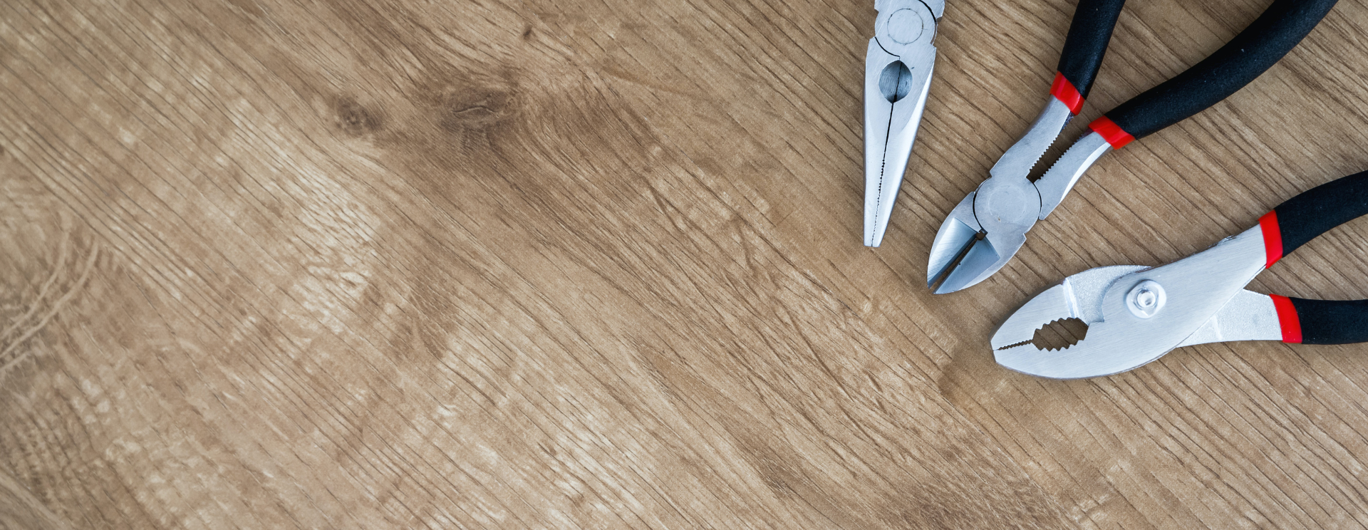 photo prise de haut d'outils sur une table en bois