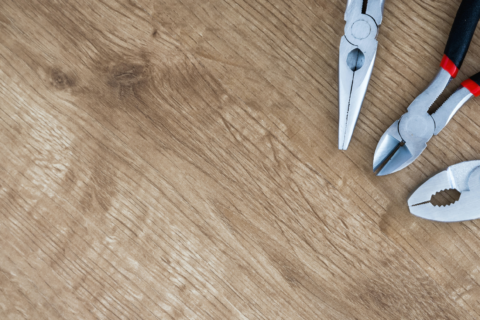 photo prise de haut d'outils sur une table en bois