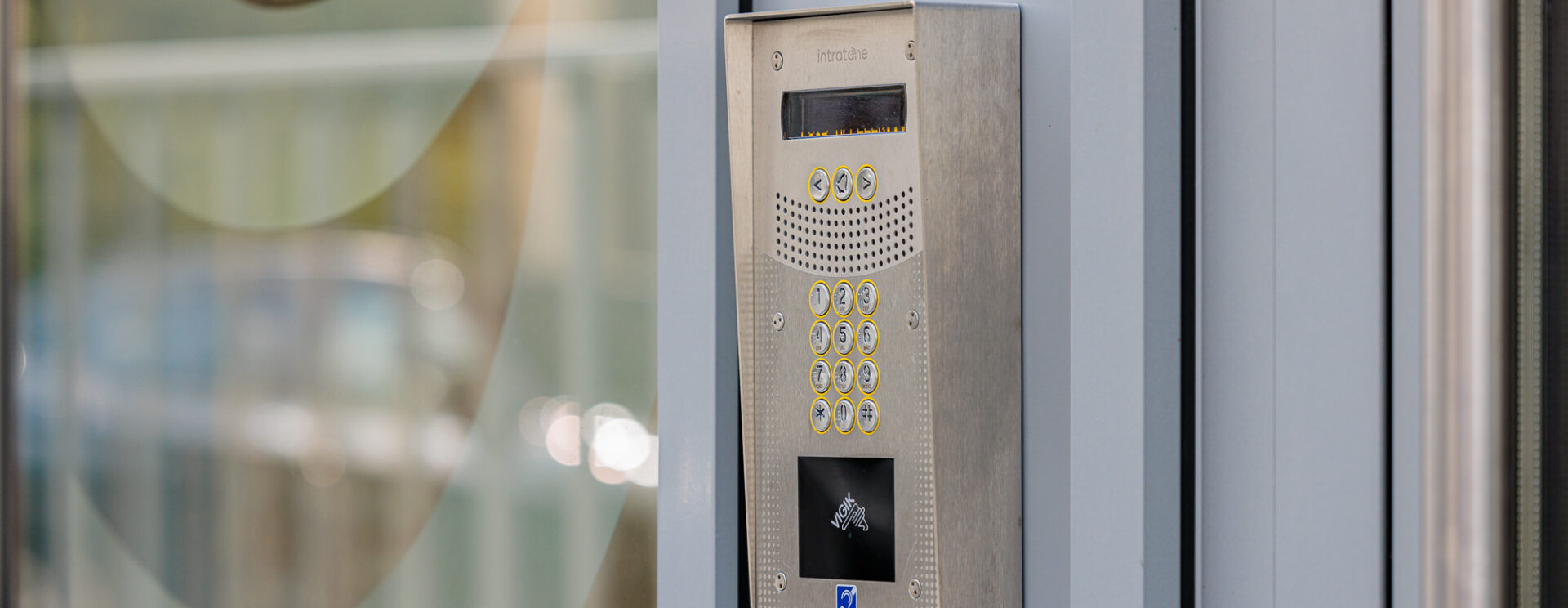 Photo d'un interphone Intratone posé sur une entrée silène.