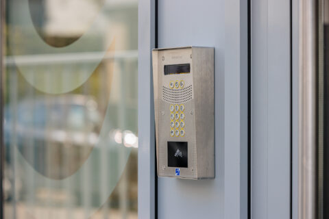 Photo d'un interphone Intratone posé sur une entrée silène.