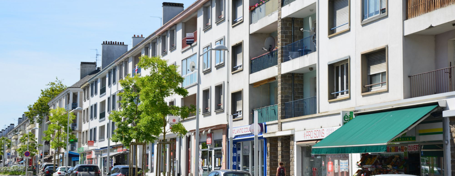 Photo d'une rue commerçante à Saint-Nazaire, avenue de la république, avec de nombreuses boutiques.