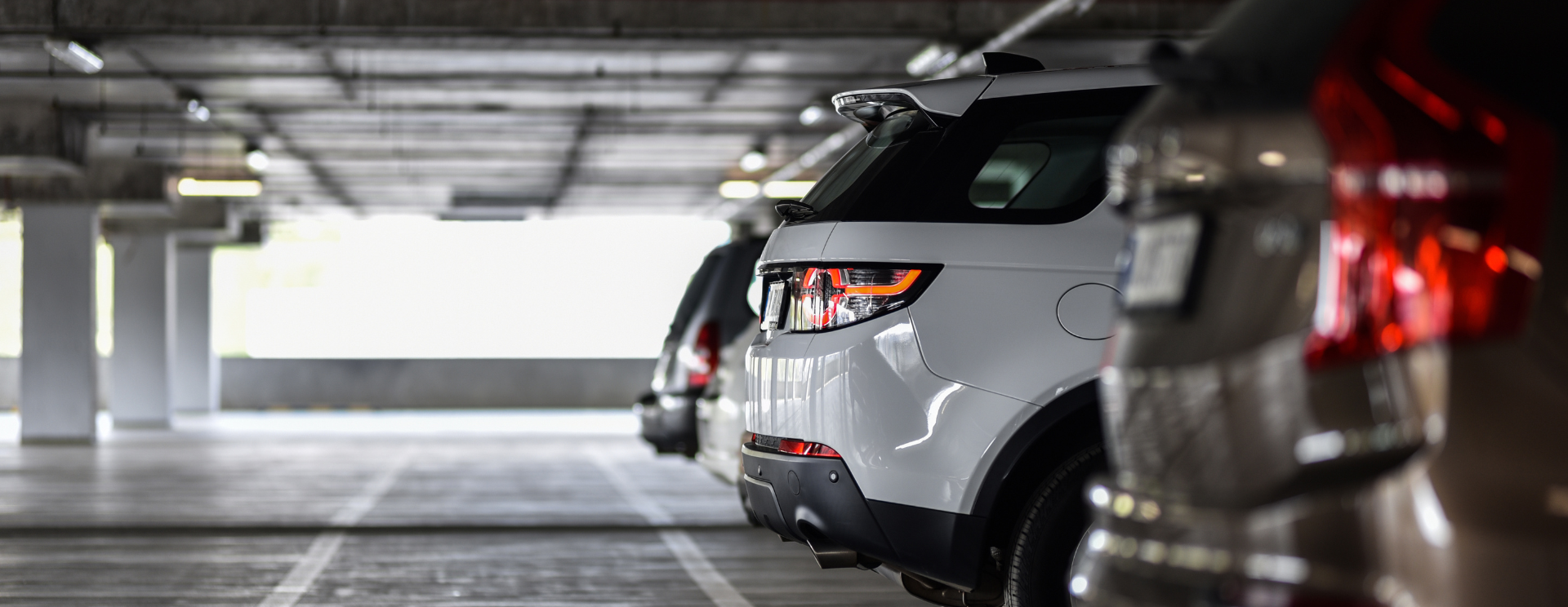 Photo de voitures garées dans un parking