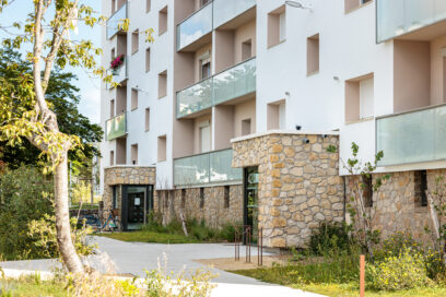 Photo de la résidence la Galicherais à Saint-Nazaire, focus sur une façade et ses entrées en pierre de parement. - Agrandir l'image, fenêtre modale
