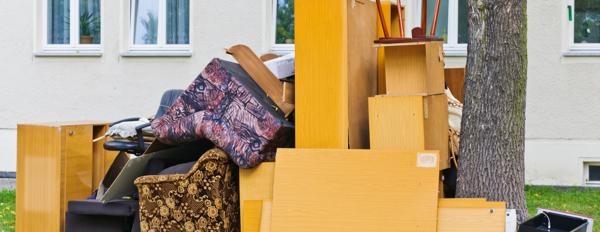 Photo d'encombrants devant une résidence