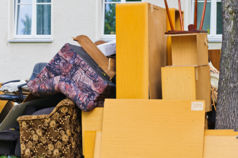 Photo d'encombrants devant une résidence