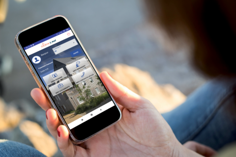 Photo en gros plan d'une main tenant un téléphone avec l'application Silène&moi ouverte.