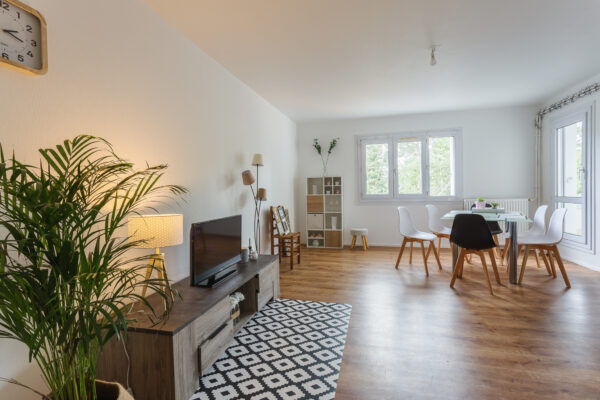 Photo du salon / salle à manger moderne d'un appartement