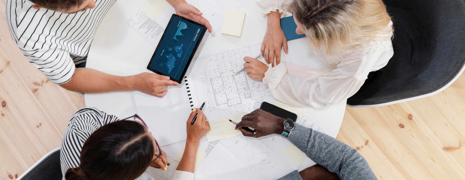 Photo d'une groupe en train de travailler.