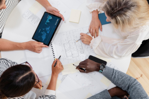 Photo d'une groupe en train de travailler.