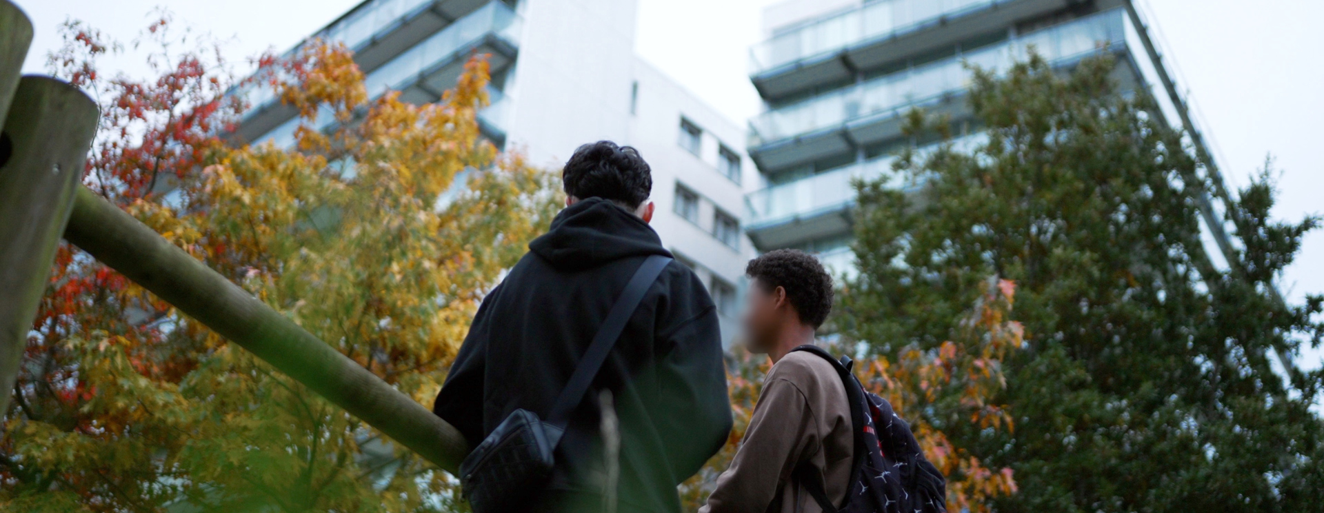 Deux adolescents au pied d'une résidence Silène