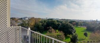 Vue panoramique sur la verdure et la ville depuis le balcon à Saint-Nazaire.