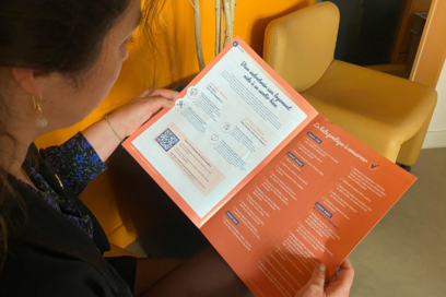 Une femme tient le magazine locataires ISSEO ouvert pour le lire - Agrandir l'image, fenêtre modale