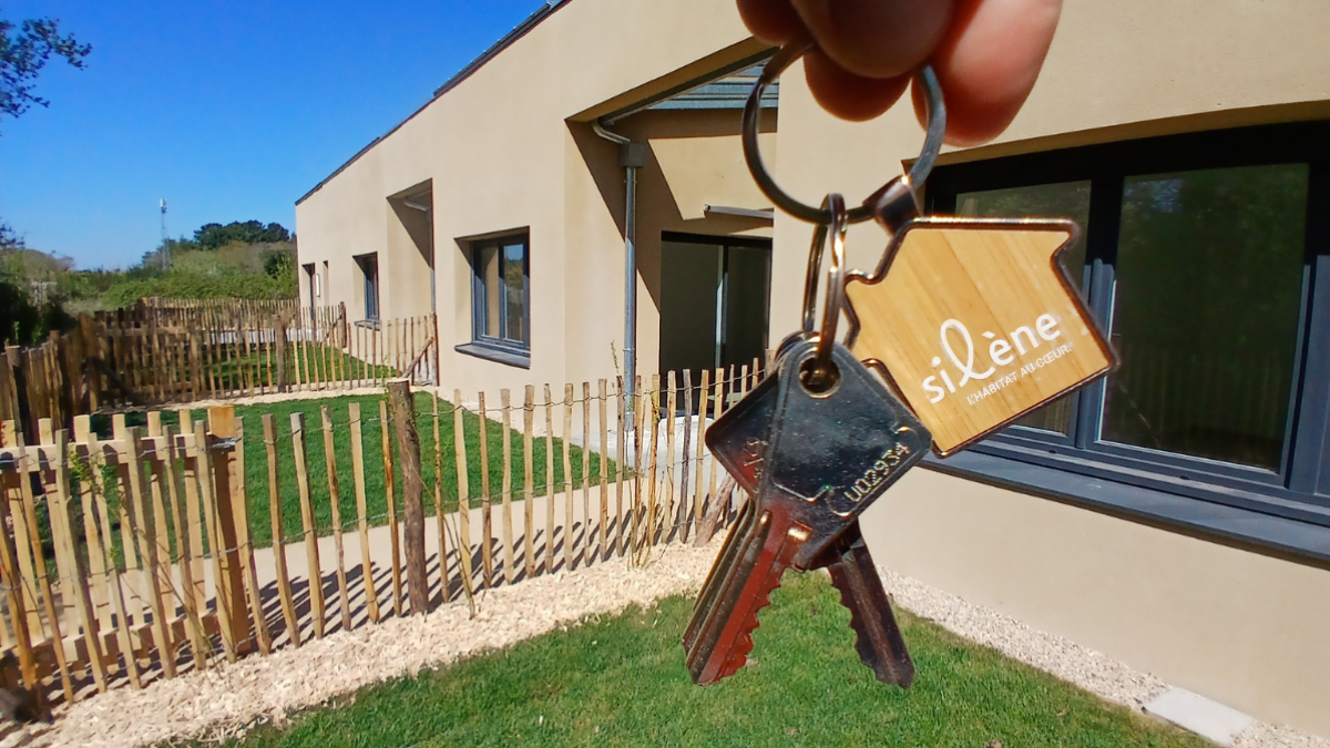 Photo de clés avec un porte clé maison Silène